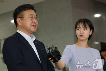 첫 출근하는 윤호중 행안부 장관 후보자