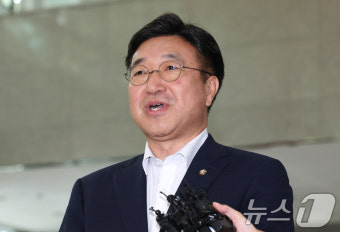첫 출근하는 윤호중 행안부 장관 후보자