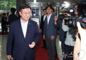 청문회 준비 사무실 들어서는 윤호중 행안부 장관 후보자