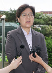 취재진 질문에 답변하는 정은경 보건복지부 장관 후보자