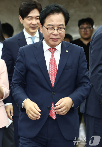 의총 참석하는 송언석 원내대표