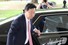 차에서 내리는 정진우 신임 중앙지검장