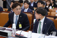 대화하는 이진수 법무부 차관과 배형원 법원행정처차장