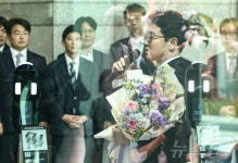 (주)심우에이앤씨 | 직원들과 인사 나누는 심우정 검찰총장