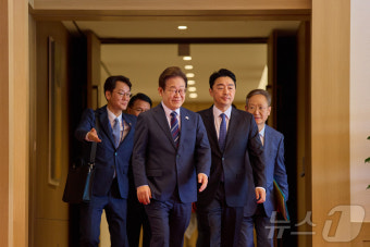 국무회의 참석하는 이재명 대통령