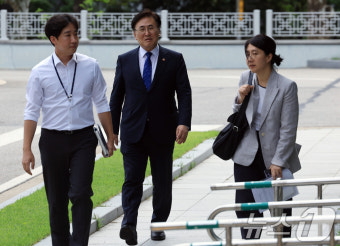 유상임 장관, 내란특검 출석