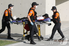 치맥 현장서 119구급대에 실려 가는 온열환자