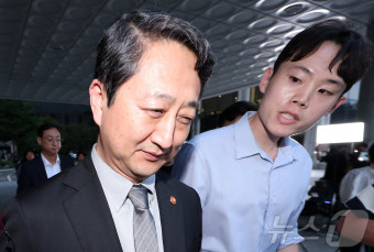 내란특검 조사 마치고 귀가하는 안덕근 장관
