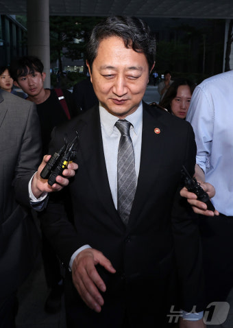 내란특검 조사 마치고 귀가하는 안덕근 장관