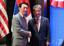 조셉 윤 미국대사대리와 기념촬영하는 김석기 의원