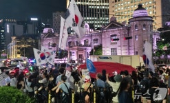 주한 중국대사관 인근서 오성홍기 찢고 차이나 아웃
