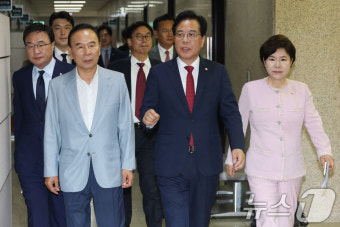 회의 참석하는 송언석 비대위원장과 비대위원들