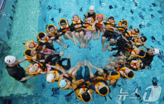 생존수영 배우는 초등학생들