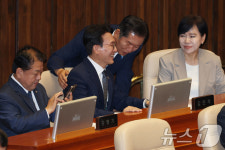 대화하는 김민석 후보자와 정청래 의원