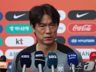 취재진 질문에 답하는 홍명보 감독