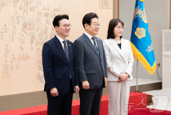 이재명 대통령, 김민석 신임 국무총리에게 임명장 수여