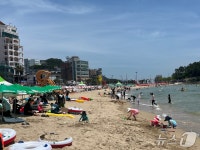 바닷물에 몸 담그고 더위 날려보내요…부산 송정해수욕장 피서객 발길