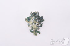 내동리 쌍무덤에서 출토된 금동관 세움 장식