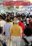 인파 붐비는 도심 지하 쇼핑센터