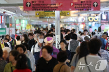 인파 붐비는 도심 지하 쇼핑센터