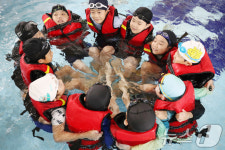 꼭 붙어 체온 유지