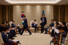 자료 살펴보는 이재명 대통령
