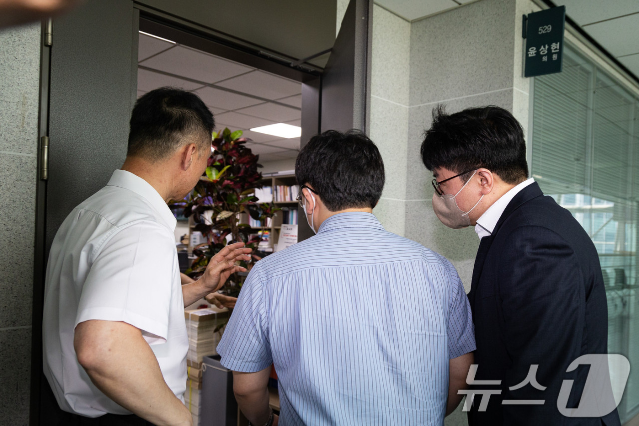 윤상현 의원, 공천 개입 의혹 특검 소환에 출석...진실과 성실한 조사 약속