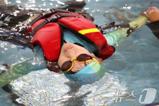 [뉴스1 PICK]여름철 물놀이 사고 대비한 생존수영 배워요