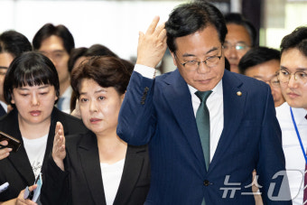 의총장 향하는 송언석·윤희숙