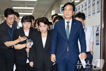 나란히 의총장 향하는 송언석·윤희숙