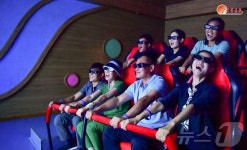 원산갈마해안지구에서 오락기기 즐기는 北 주민들