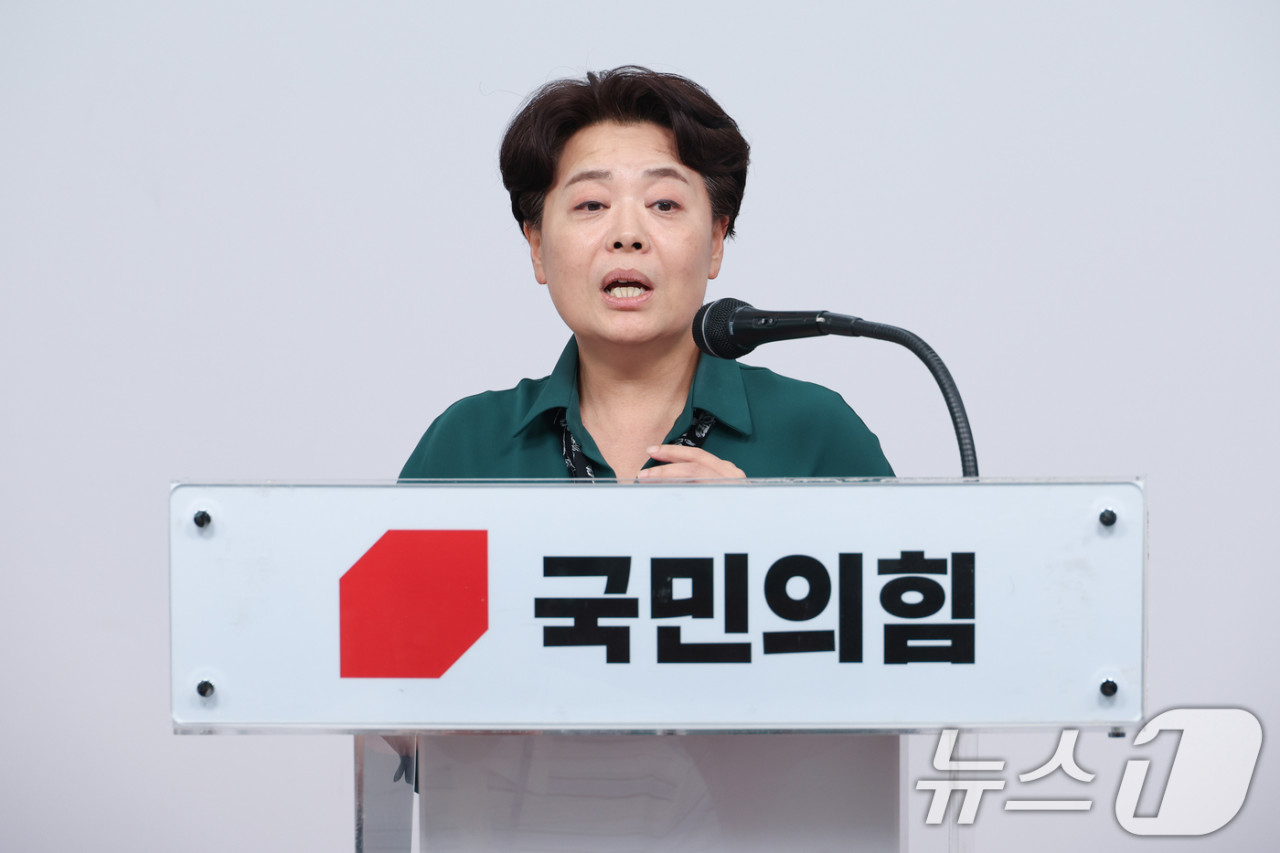 윤희숙 혁신위원장, 윤어게인 세력으로부터 당 보호 촉구하며 여의도연구원장직 사퇴