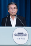 브리핑룸 들어서는 김용범 정책실장