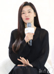 인사말 하는 전지현