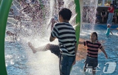 [화보]도심 물놀이장 너무 좋아요…구미시 산동 물빛공원 물놀이장