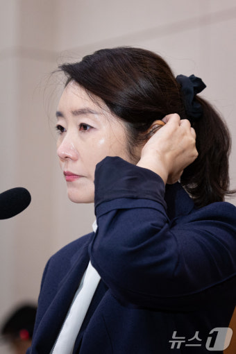 청문회 질의 듣는 강선우