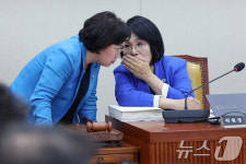 김현 간사와 대화하는 최민희 위원장