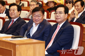 윤상현 의원 긴급 토론회 참석한 송언석 비대위원장