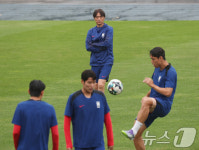 선수들 바라보는 홍명보 감독