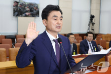 선서하는 안규백 국방부 장관 후보자