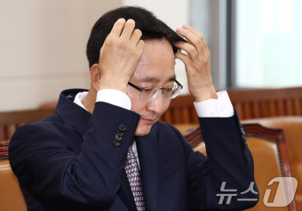머리 만지는 임광현 국세청장 후보자