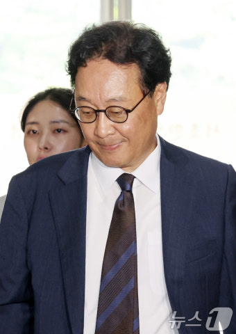 왕윤종 전 비서관, 순직해병특검 출석 '굳은 표정으로'