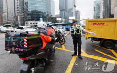 강남역서 이륜차 무질서 집중 계도…9월 본격 단속