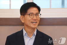 취재진 질문에 답하는 김문수 전 장관