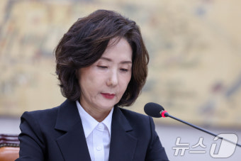 이진숙·강선우 '임명 고수' 안팎서 흔들…대통령실, 여론 흐름 '주시'
