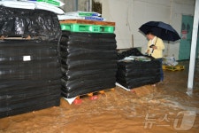 홍성군수 이용록, 갈산전통시장 침수 현장 복구 작업 참여