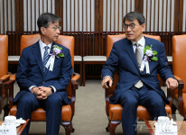 대화하는 노태악·최재해