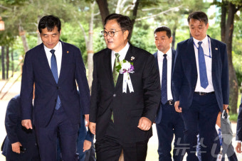 이동하는 우원식 국회의장