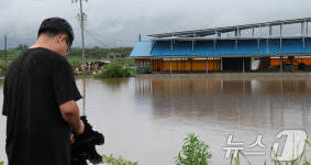 침수된 우사 바라보는 농장주