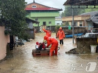 침수 주택 배수작업하는 소방대원들